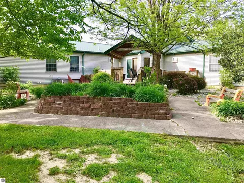 Exterior - 700 E 702 E Remus Rd, Mount Pleasant, MI 48858 photo 31 of 32