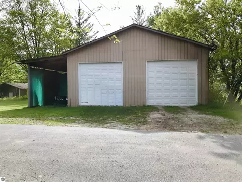 Exterior - 700 E 702 E Remus Rd, Mount Pleasant, MI 48858 photo 2 of 32