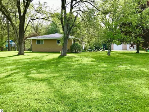 Exterior - 700 E 702 E Remus Rd, Mount Pleasant, MI 48858 photo 12 of 32
