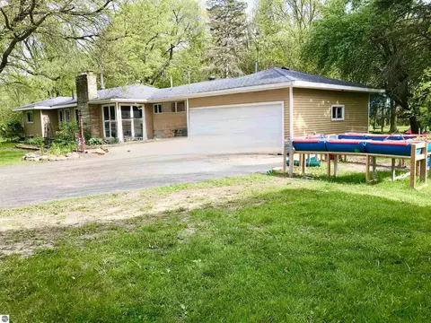 Exterior - 700 E 702 E Remus Rd, Mount Pleasant, MI 48858 photo 3 of 32