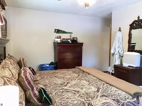Bedroom - 700 E 702 E Remus Rd, Mount Pleasant, MI 48858 photo 4 of 10