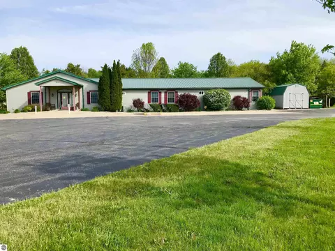 Exterior - 700 E 702 E Remus Rd, Mount Pleasant, MI 48858 photo 21 of 32