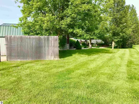 Exterior - 700 E 702 E Remus Rd, Mount Pleasant, MI 48858 photo 24 of 32