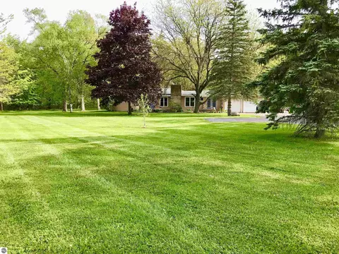 Exterior - 700 E 702 E Remus Rd, Mount Pleasant, MI 48858 photo 15 of 32