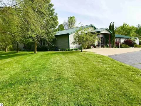Exterior - 700 E 702 E Remus Rd, Mount Pleasant, MI 48858 photo 19 of 32