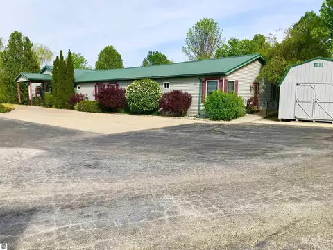 Exterior - 700 E 702 E Remus Rd, Mount Pleasant, MI 48858 photo 22 of 32
