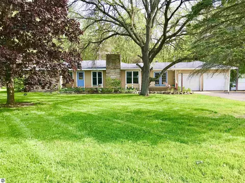 Exterior - 700 E 702 E Remus Rd, Mount Pleasant, MI 48858 photo 17 of 32