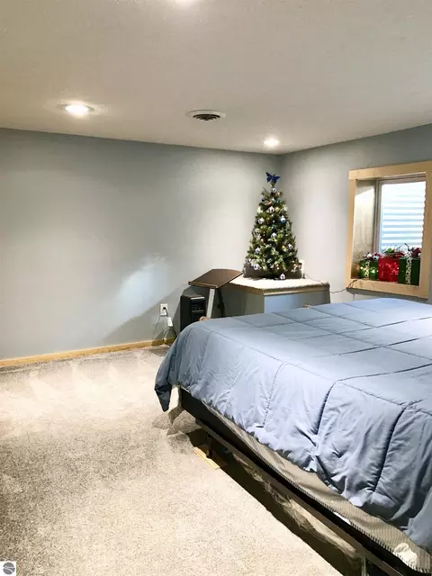 Bedroom - 700 E 702 E Remus Rd, Mount Pleasant, MI 48858 photo 6 of 10
