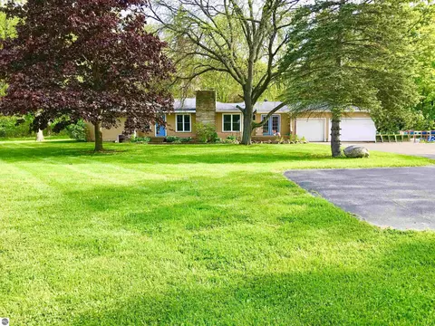Exterior - 700 E 702 E Remus Rd, Mount Pleasant, MI 48858 photo 16 of 32