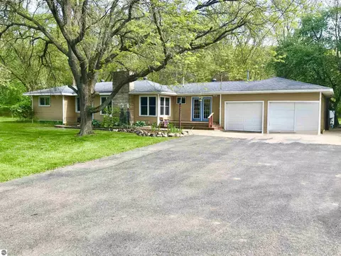 700 E 702 E Remus Rd, Mount Pleasant, MI 48858