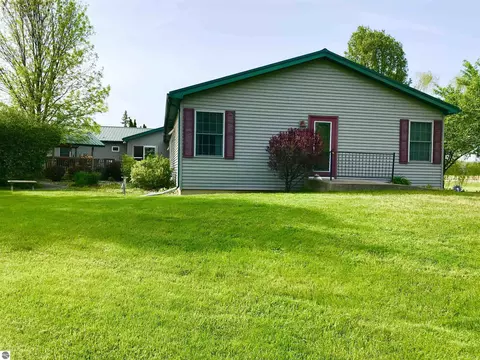 Exterior - 700 E 702 E Remus Rd, Mount Pleasant, MI 48858 photo 30 of 32