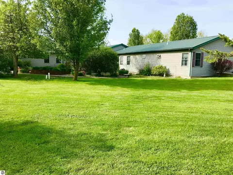 Exterior - 700 E 702 E Remus Rd, Mount Pleasant, MI 48858 photo 29 of 32
