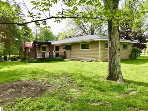 Exterior - 700 E 702 E Remus Rd, Mount Pleasant, MI 48858 photo 11 of 32