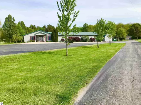 Exterior - 700 E 702 E Remus Rd, Mount Pleasant, MI 48858 photo 18 of 32