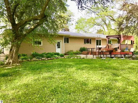 Exterior - 700 E 702 E Remus Rd, Mount Pleasant, MI 48858 photo 8 of 32