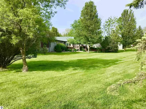 Exterior - 700 E 702 E Remus Rd, Mount Pleasant, MI 48858 photo 26 of 32