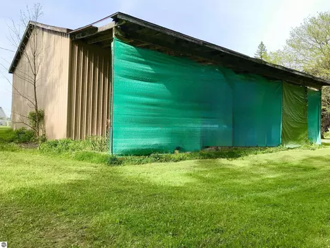 Exterior - 700 E 702 E Remus Rd, Mount Pleasant, MI 48858 photo 5 of 32