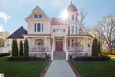229 Wellington St, Traverse City, MI 49686