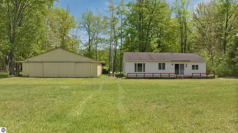 7768 S Airpark Rd, Weidman, MI 48893