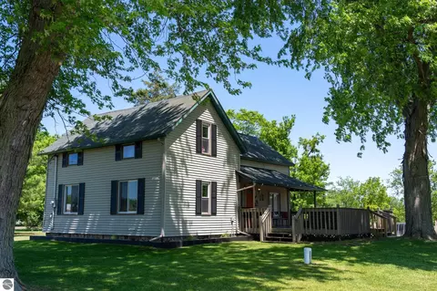 8810 N Vandecar Rd, Farwell, MI 48622