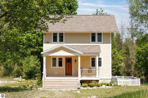220 W Harbor Hwy, Maple City, MI 49664