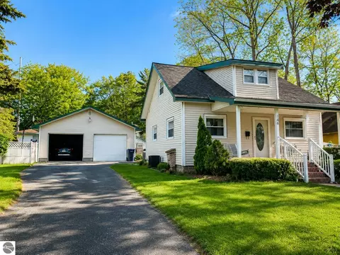 146 E Sixteenth St, Traverse City, MI 49684