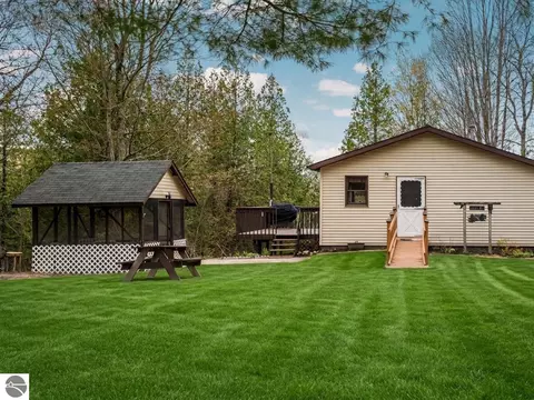 11012 N 31 Rd, Kingsley, MI 49649