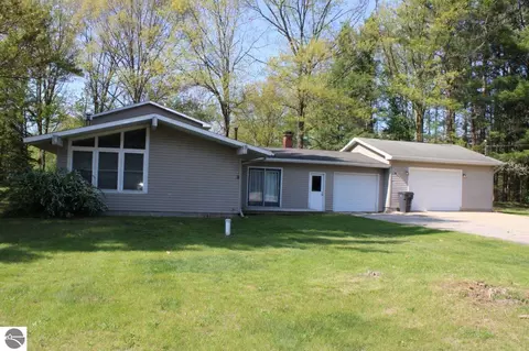 817 E Dresden St, Kalkaska, MI 49646