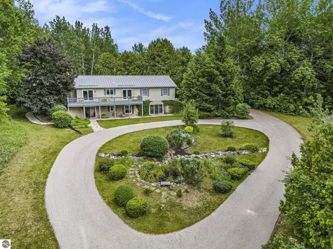5505 Indian Trl, Frankfort, MI 49635
