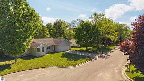 2007 Kaylyn Dr, Cadillac, MI 49601