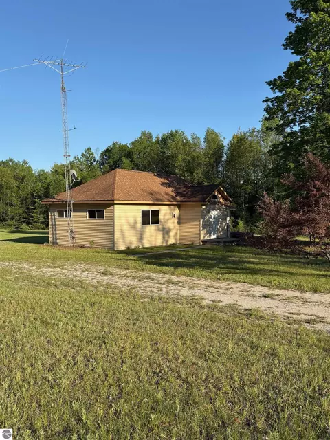 3037 Ballard Rd, Benzonia, MI 49616