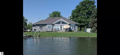 5871 Sandy Dr, Pinconning, MI 48650