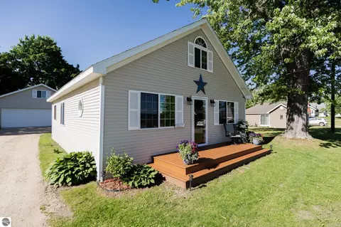 10627 Lake St, Chippewa Lake, MI 49320
