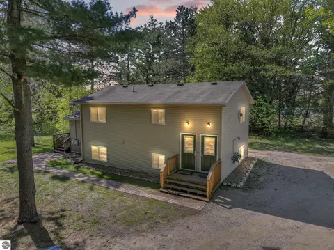 2897 S 39 Rd, Cadillac, MI 49601