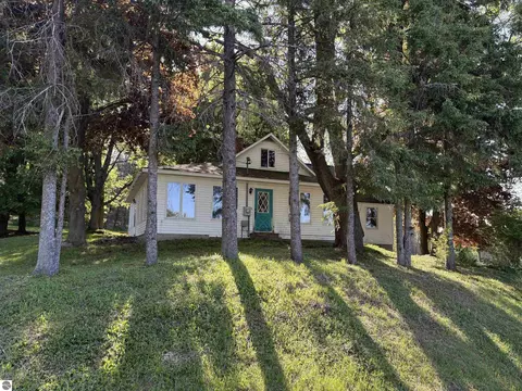 8819 Erdman Rd, Onekama, MI 49675