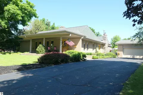 1006 Falkirk Rd, Alma, MI 48801