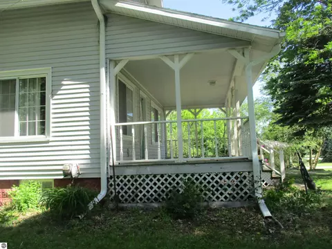 Exterior - 621 Wright St, Breckenridge, MI 48615 photo 5 of 15