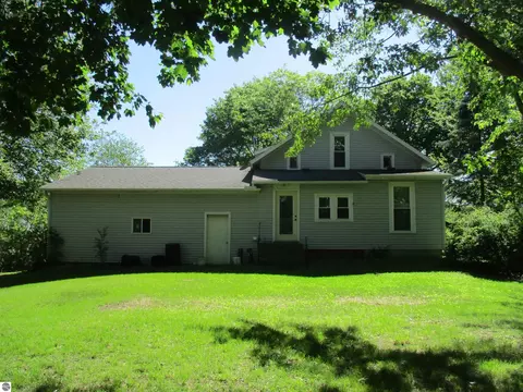 Exterior - 621 Wright St, Breckenridge, MI 48615 photo 7 of 15
