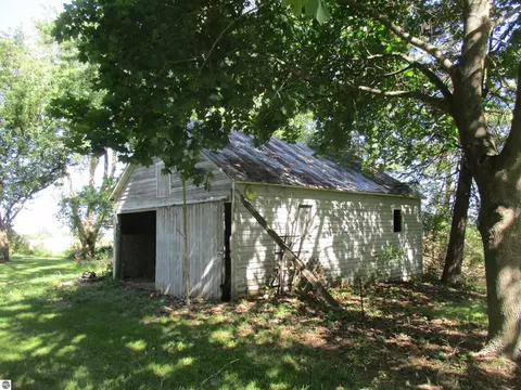 Exterior - 621 Wright St, Breckenridge, MI 48615 photo 3 of 15