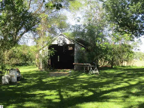 Exterior - 621 Wright St, Breckenridge, MI 48615 photo 4 of 15