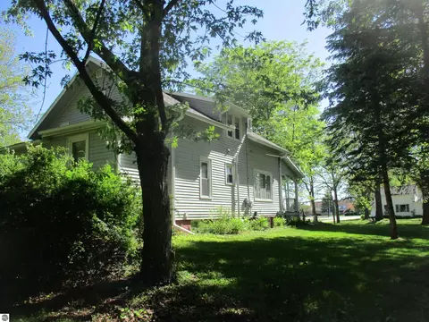 Exterior - 621 Wright St, Breckenridge, MI 48615 photo 6 of 15