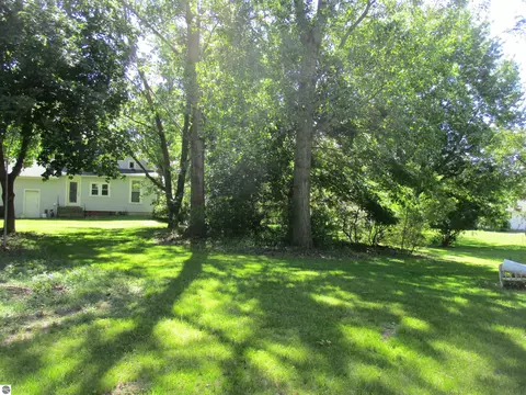 Exterior - 621 Wright St, Breckenridge, MI 48615 photo 11 of 15