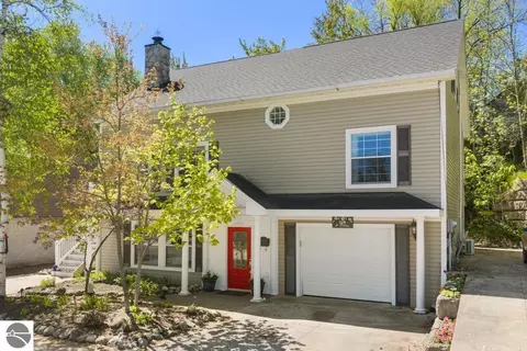 214 Newman St, Charlevoix, MI 49720