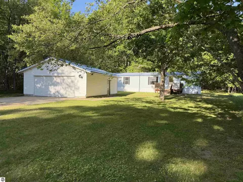 1010 Siesta Ln, Weidman, MI 48893