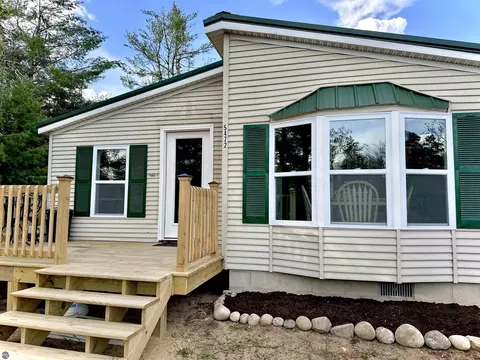 5472 Clubhouse Trl, Gaylord, MI 49735