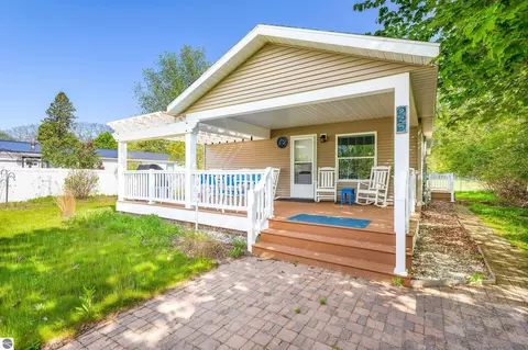 925 Hall Ave, Frankfort, MI 49635