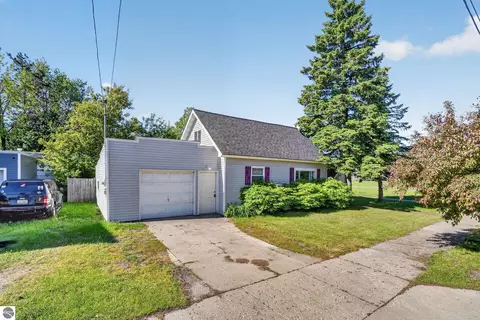 932 Farrar St, Cadillac, MI 49601