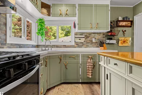Kitchen - 2670 Plainfield Rd, Hale, MI 48739 photo 3 of 4