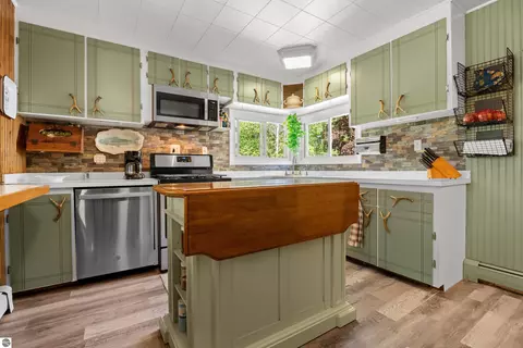 Kitchen - 2670 Plainfield Rd, Hale, MI 48739 photo 2 of 4