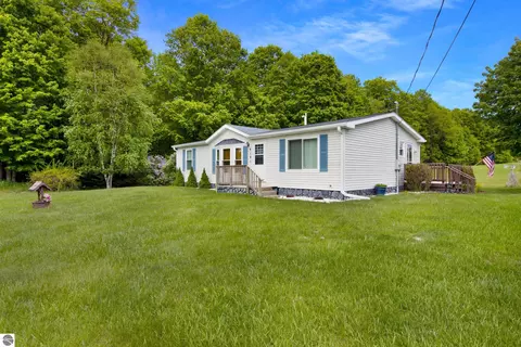9101 S Nash Rd, Maple City, MI 49664
